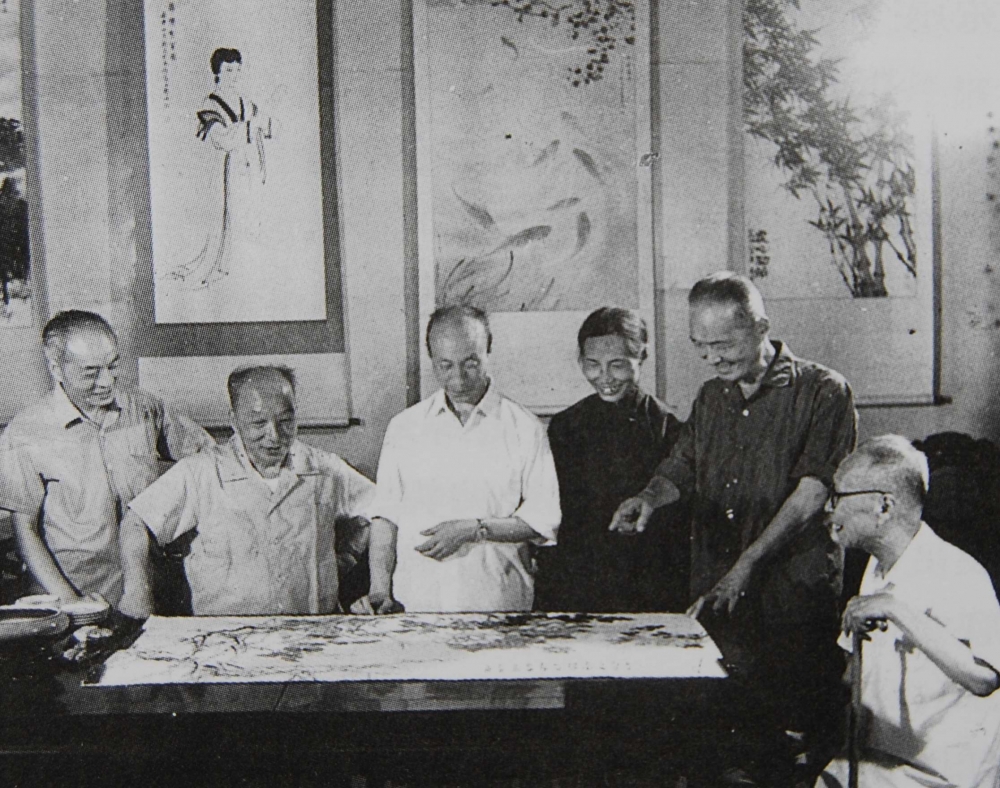 一九八〇年代,于成都画院合作书画(右起:周抡园、吴一峰、黄稚荃、赵蕴玉、张采芹、胡伯祥).JPG 916462829654716913