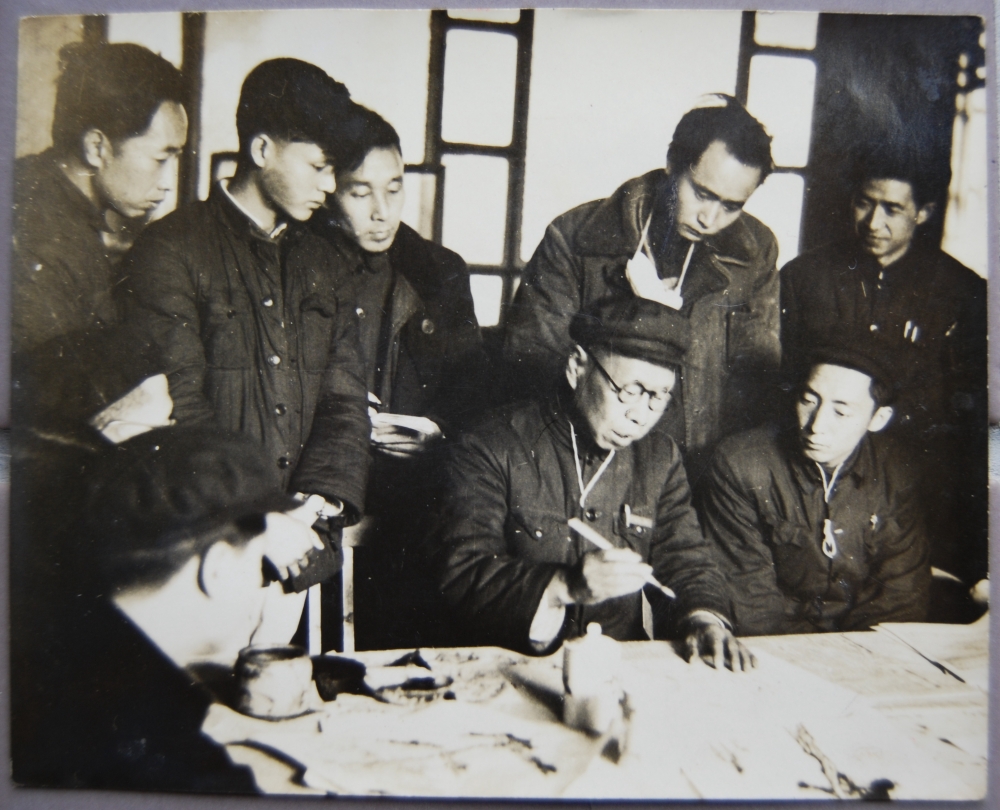 1959年在四川美工室教授国画(第一排右二).JPG 916462829654716895