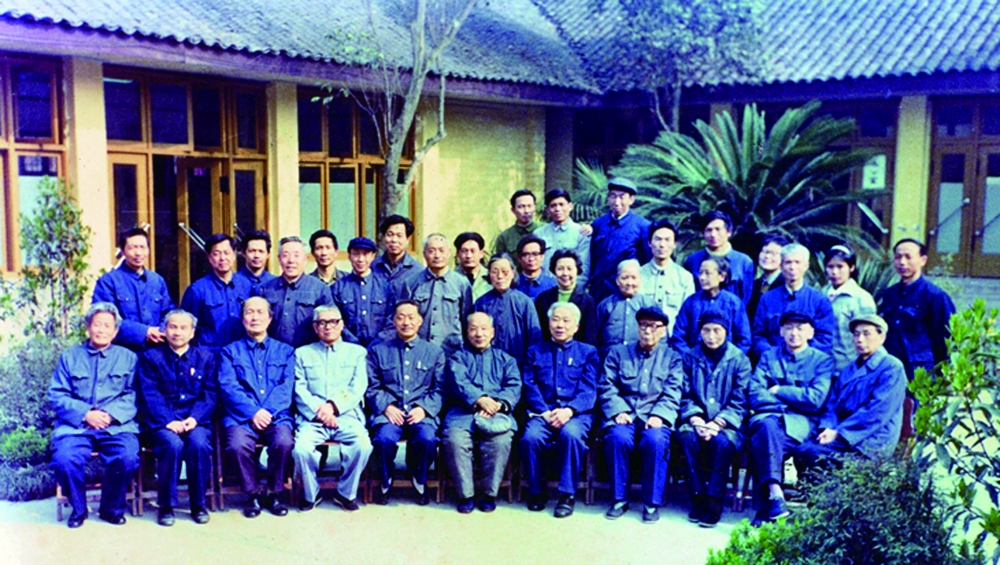 中共四川省委副书记杨超同志等领导与成都画院顾问及画家合影(右起第四).jpg 916462829654716917
