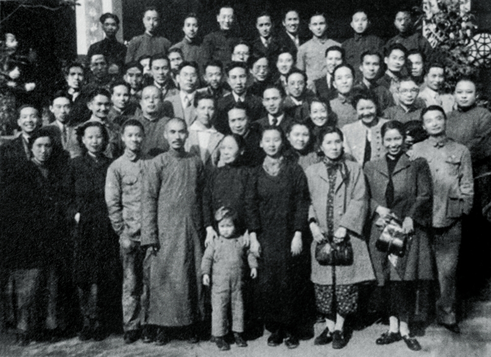 1943年,在成都的爱国知识分子为叶圣陶(第一排左四)五十寿辰时合影。为周抡园(倒数二排中)、刘开渠(第二排右四)、程丽娜(第一排右一).JPG 916462829654716893
