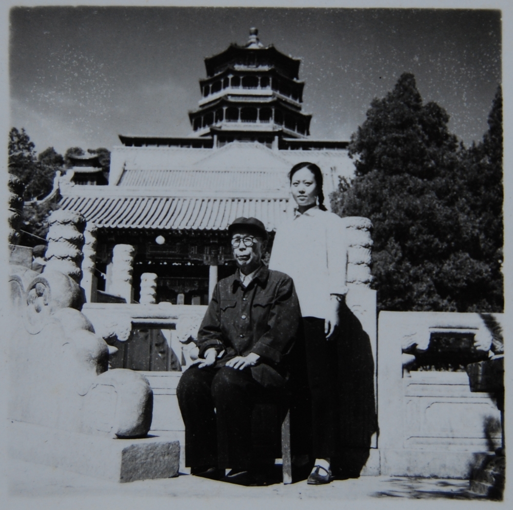 1977年夏,周抡园与女儿周克强在北京颐和园万寿山下合影.JPG 916462829654716907