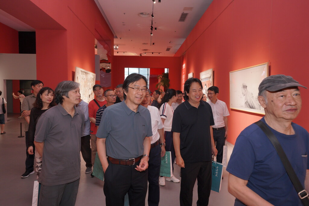 嘉宾观展1