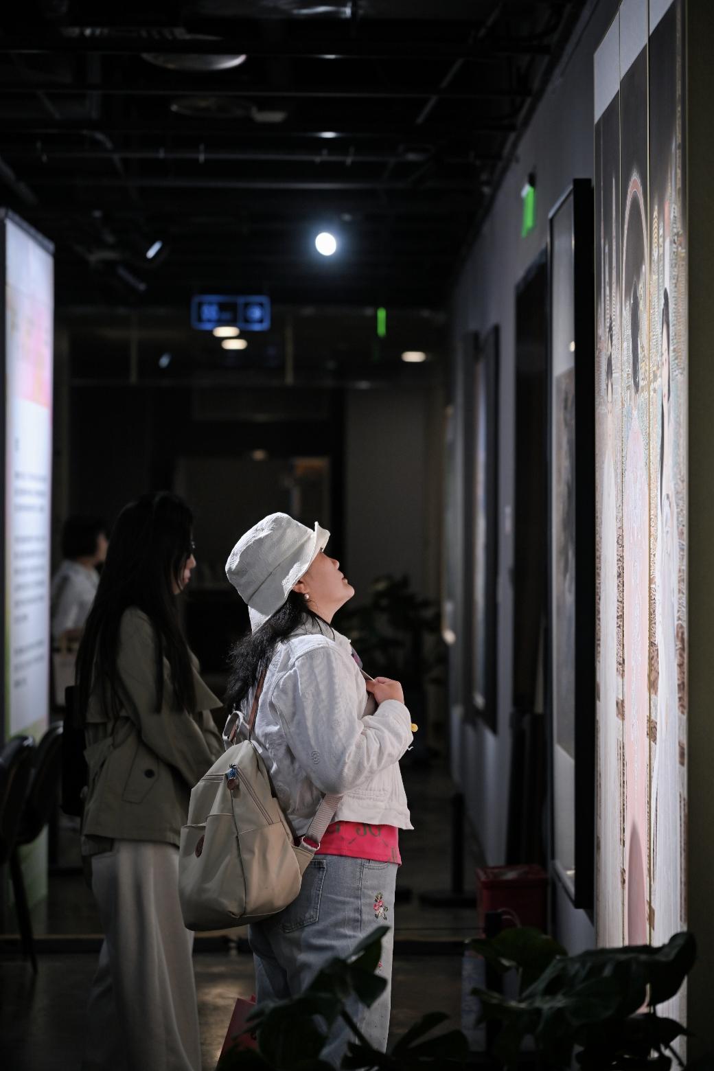 展览现场观众观展2