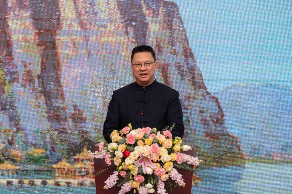 重庆美术馆(重庆画院)书记、馆(院)长王发荣宣布展览开幕