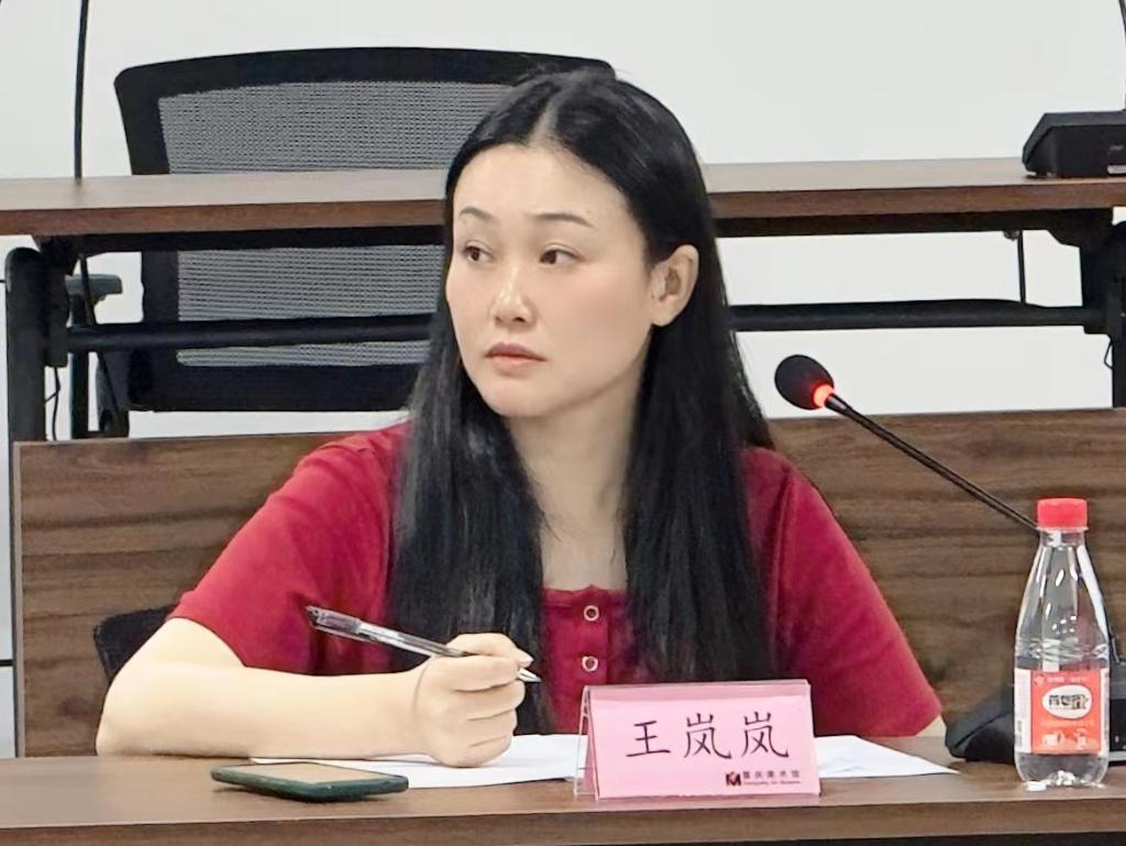重庆美术馆公共教育推广部主任王岚岚在活动现场发言