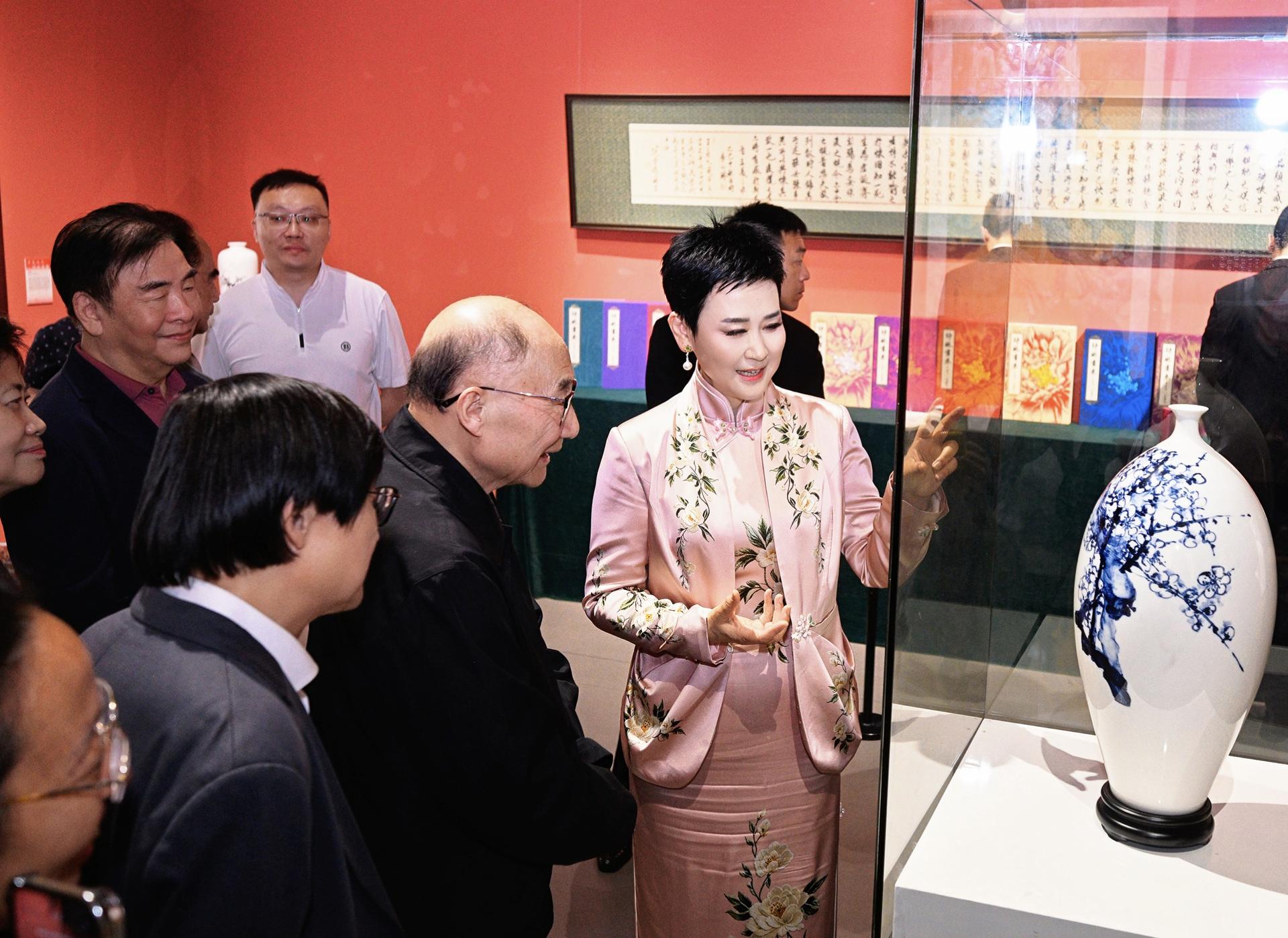 参展艺术家李小琳女士为参加开幕式嘉宾导览1