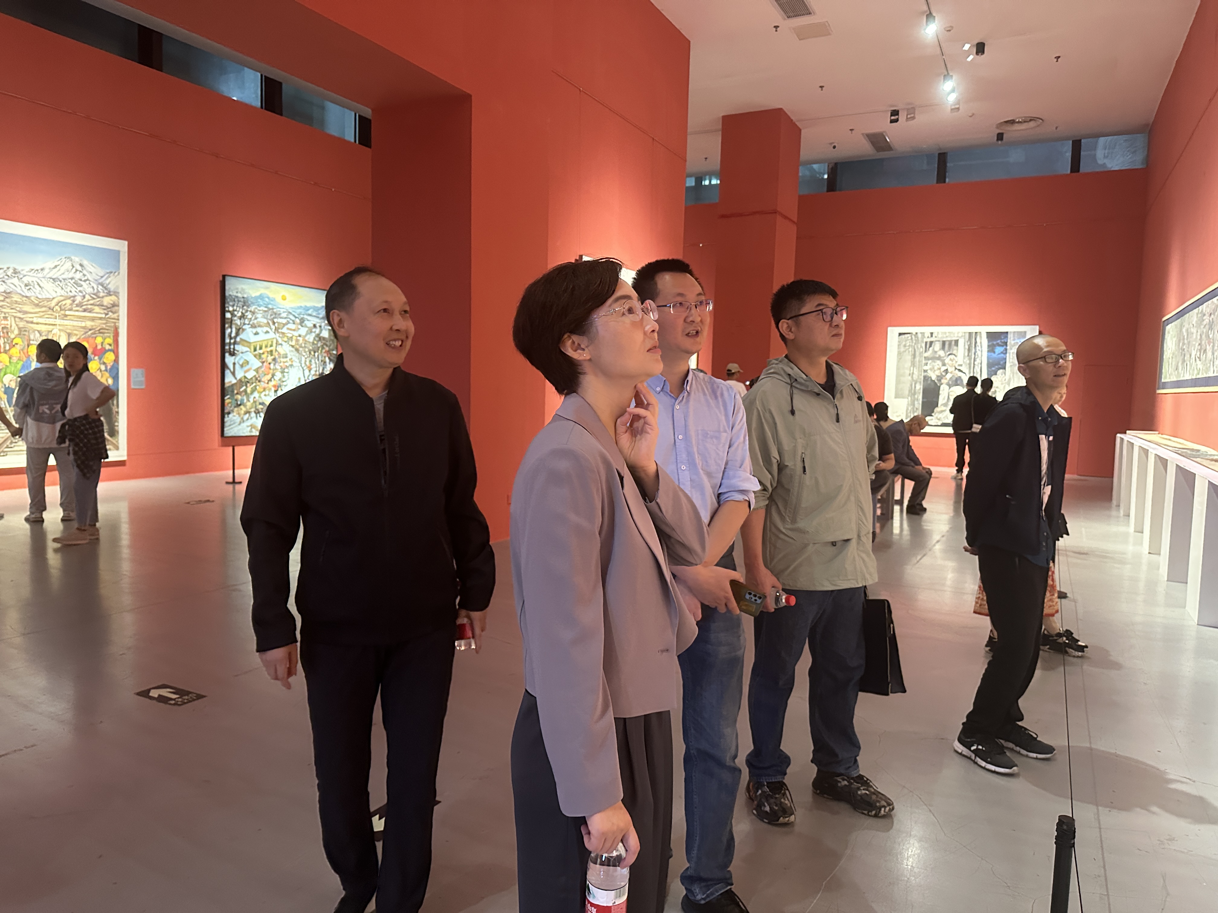 高琳主任参观展览