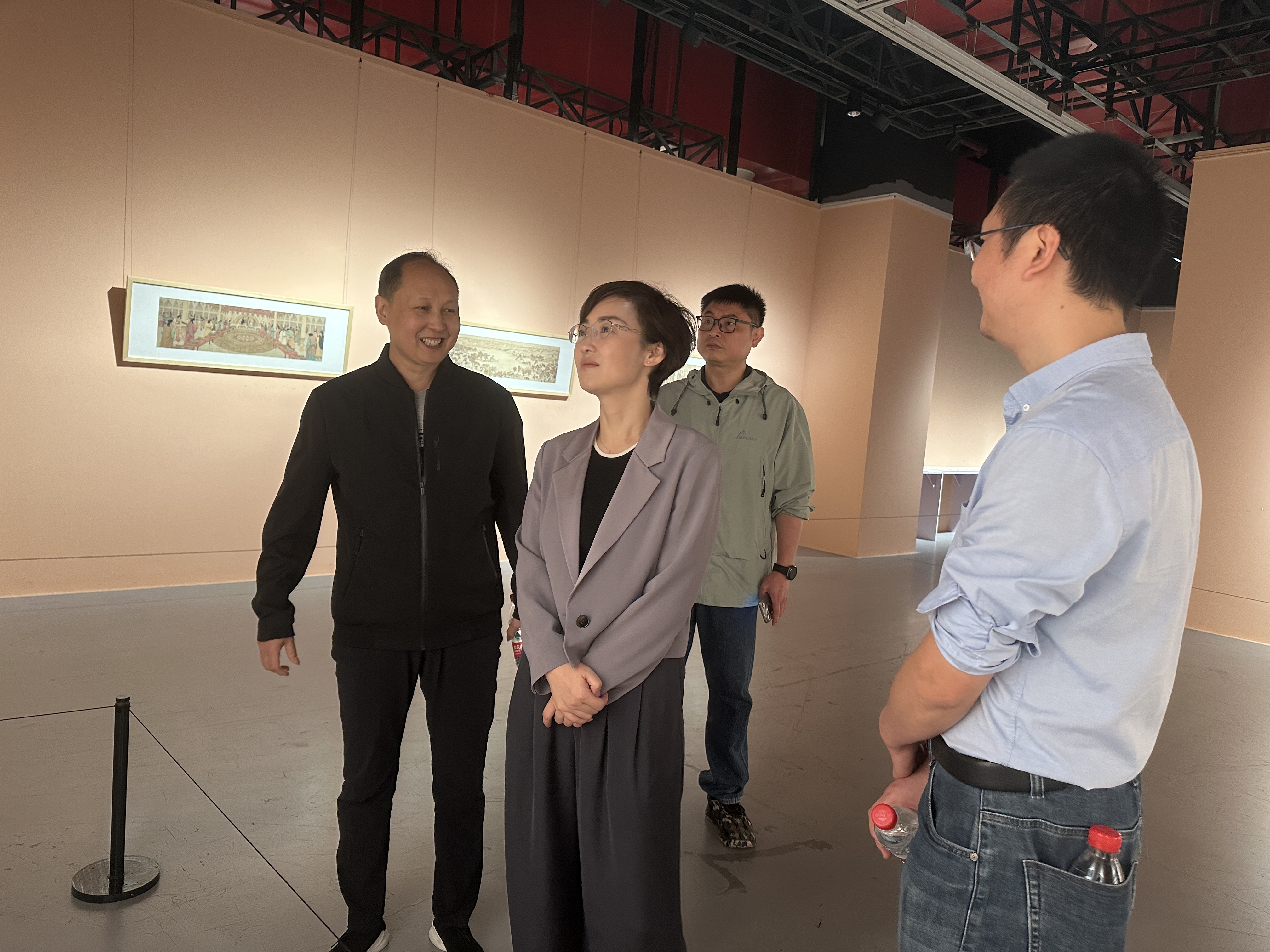 高琳主任参观展览2