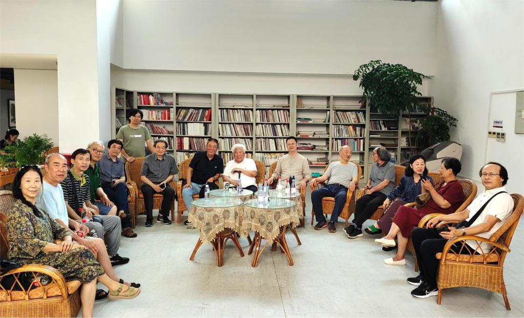 马振声与重庆国画院的部分画家们合影