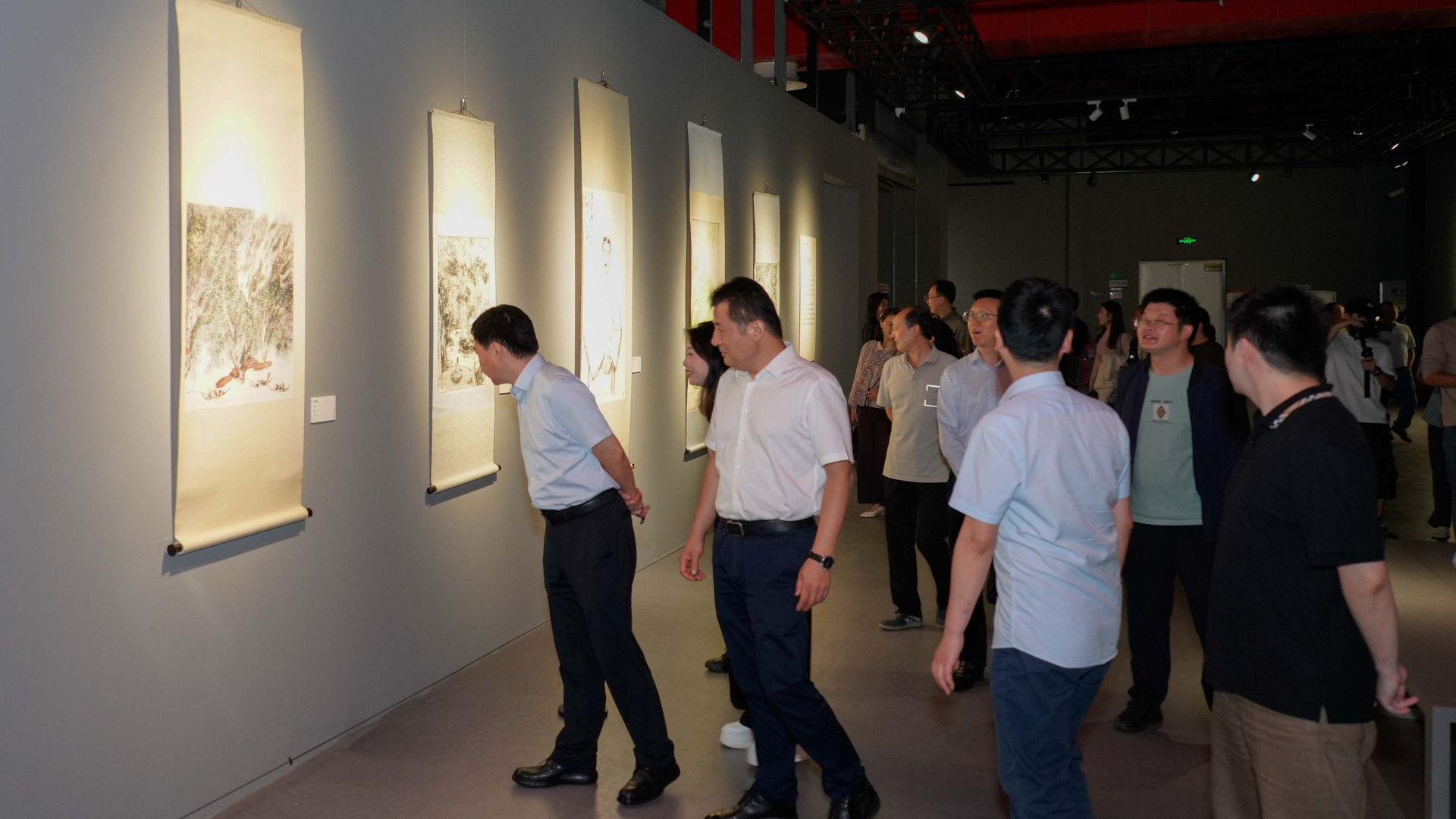 参与开幕式嘉宾观展1