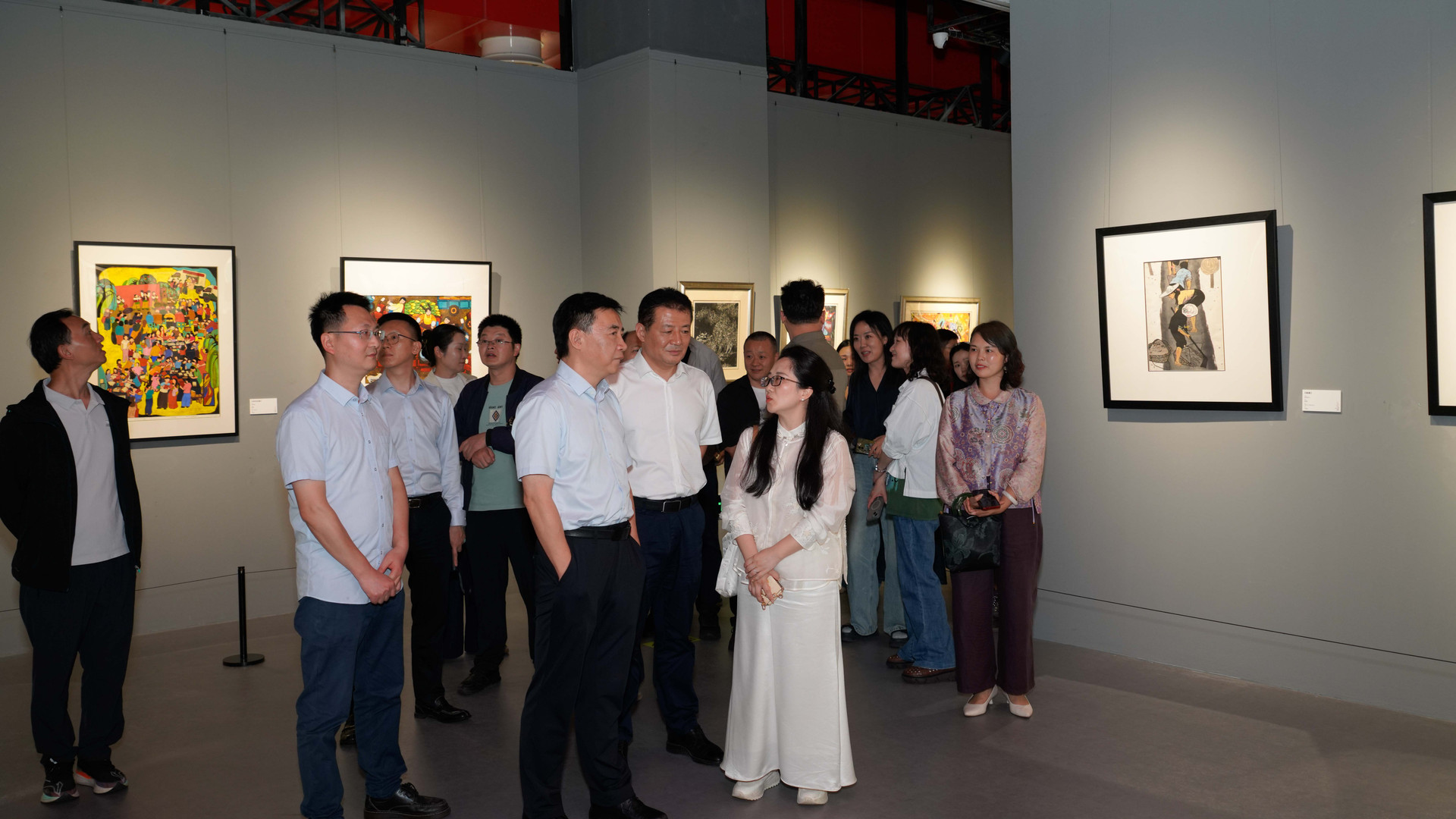 参与开幕式嘉宾观展2
